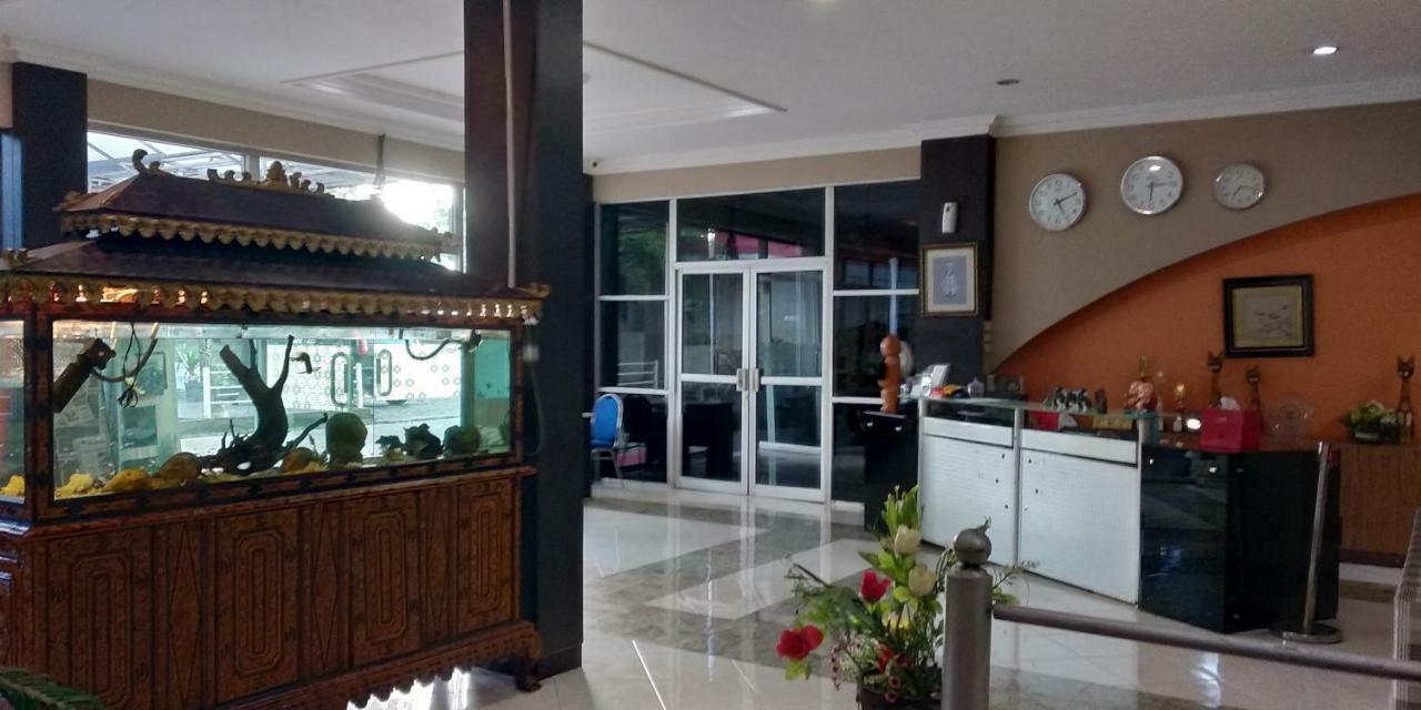 Central City Hotel Perabumulih Экстерьер фото